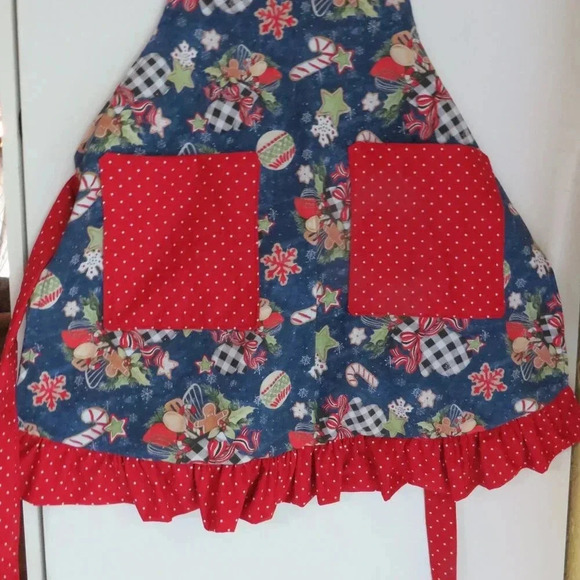 Christmas Apron For Kids, Pockets and a Ruffle - Picture 3 of 5